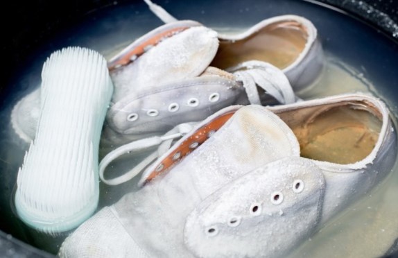 Cara mencuci Sepatu Putih