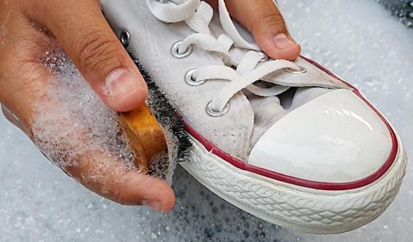 cara mencuci sepatu