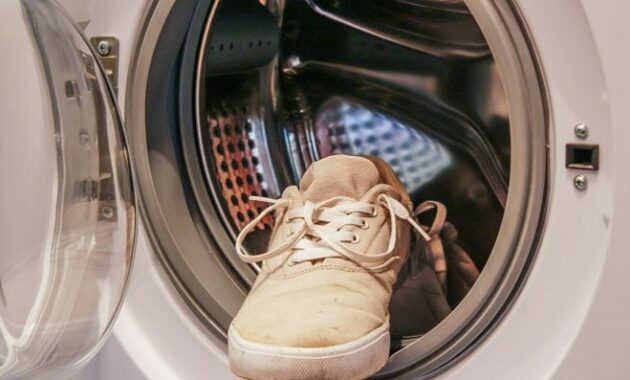 Cara mencuci Sepatu Kets dengan Mesin Cuci