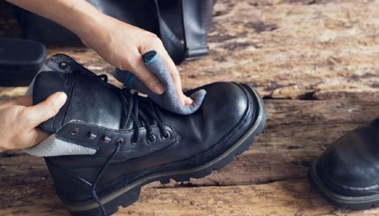 Cara Menghitamkan Sepatu Sneakers