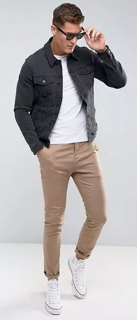 4. Padukan Sepatu Converse High Pria Dengan Jaket Khaki, Kaos, dan Celana Chino