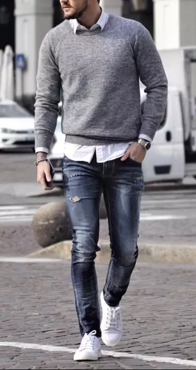 6. OOTD Sepatu Putih Pria Dengan Sweater Yang Casual