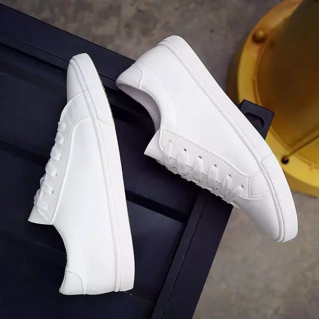 7. Sepatu Sneakers Putih Casual Untuk Wanita Reamaja Saat Lebaran