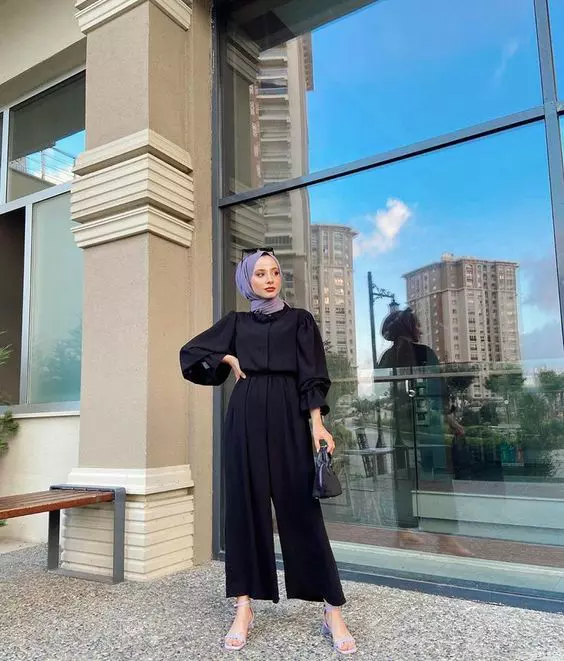 8. Outfit Wanita Hijab Menggunakan Strap Heels