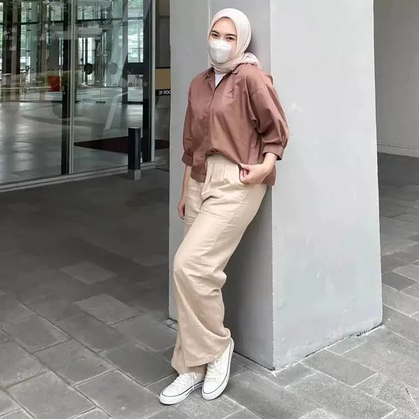 OOTD Hijab Serba Coklat Dengan Menggunakan Sepatu Putih Yang Anggun