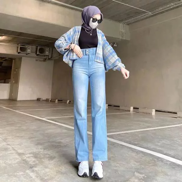 Outfit Hijab Untuk Jalan-Jalan Santai Dengan Kemeja Fanel, Celana Jeans dan Sepatu Sneakers