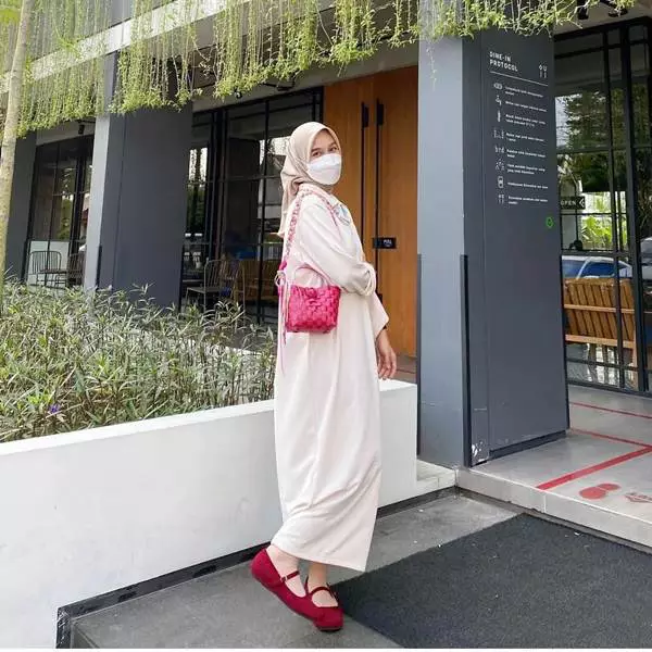 Sepatu Kuliah Wanita Muslimah Menggunakan Flat Shoes